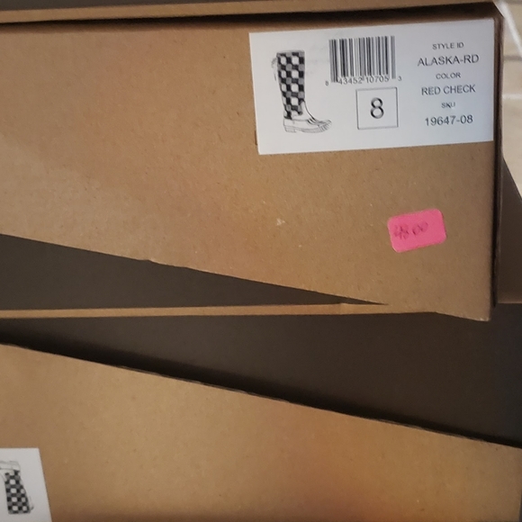 Water resistant boots - red/black checker - also white/black checker - Picture 7 of 10